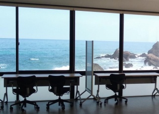 オフィス窓から望む日本海