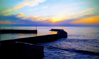 窓から見える夕景