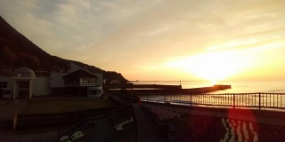 夕暮れ時のオフィス外観