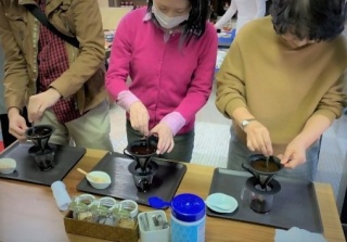 しょうゆ搾り体験