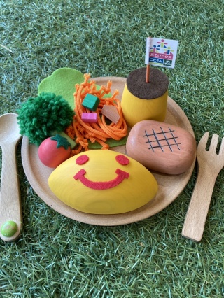 木でお子様ランチを作る体験